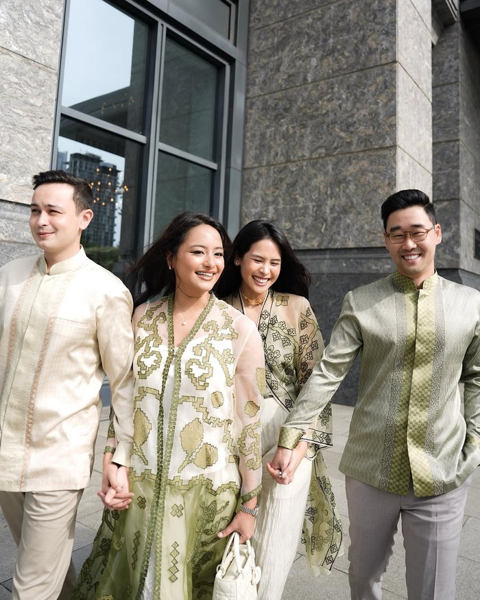 Masih dalam tema earthy di hari kedua, warna hijau berpadu ivory jadi andalan. Amanda dan Maudy serasi pakai outer sheer berbordir, sedangkan Tavan dan Jesse mengenakan baju koko/ Foto: Instagram.com/maudyayunda