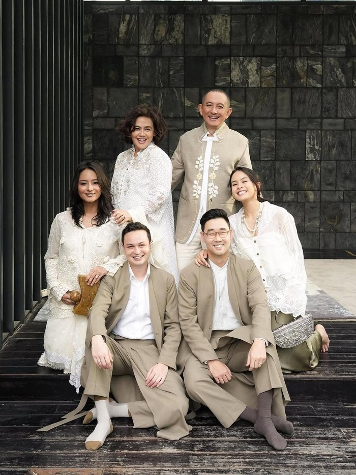 Mengenakan outfit earth tone, sarimbit keluarga Maudy Ayunda dan Amanda Khairunnisa punya pesona elegan, Beauties. Lace, bordir, serta panel pada celana pria jadi detail menarik pada outfit Lebaran keluarga hari pertamanya/ Foto: Instagram.com/maudyayunda