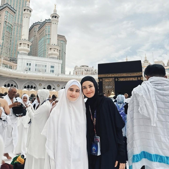 <p>Pada<em> postingan</em> itu, Tissa dan Michelle kompak foto bersama dengan <em>background</em> Ka’bah. Keduanya tampil memesona mengenakan busana Muslim gamis. “Duo favoritmu,” tulis Michelle, dikutip dari laman<em> Instagram@michelleziudith,</em> Selasa (8/4/2025). (Foto: Instagram@michelleziu)</p>