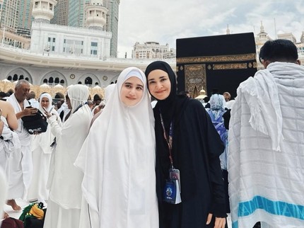 5 Potret Tissa Biani dan Michelle Ziudith Kenakan Gamis saat Umrah Bareng