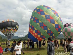 Mini Festival Balon Udara Meriahkan Langit Notorejo Tulungagung