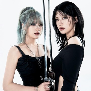 Pamerkan Pesona Karismatik, Moon Sua dan Siyoon Billlie Resmi Debut Unit dengan Single 'SNAP'