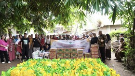 PT New Hope Indonesia Berbagi Paket Sembako ke RT003 Sumur Bandung