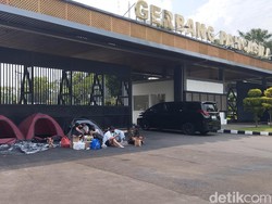 Penolakan UU TNI Terus Bergulir Lewat Tenda di Gerbang DPR