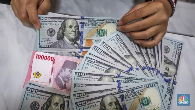 Ekonomi RI Melesat 5,61%, Rupiah Malah Melemah ke Rp17.425/US$