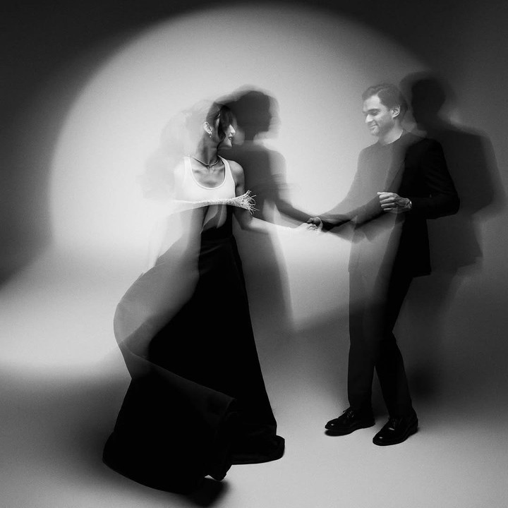 <p>Aktris Pevita Pearce kembali membagikan momen romantis bersama suaminya, Mirzan Meer. Perempuan 32 tahun ini mengunggah foto berkonsep hitam putih di akun media sosial miliknya. Pevita hanya menuliskan caption singkat, yakni emoticon hati atau love berwarna hitam. (Foto: Instagram @pevpearce)</p>