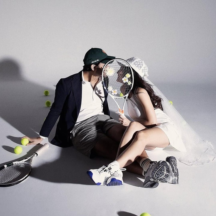 <p>Foto-foto romantis ini diunggah Pevita setelah hampir enam bulan menikah dengan Mirzan Meer. Beberapa netizen menduga foto tersebut adalah foto <em>prewedding</em> Pevita dan sang suami yang tak pernah diungkap ke publik. "Ayo pev keluarin semua drive prewed nya," tulis akun @ek***. "drive prewed baru keluar ya kak pev," ujar @sh***. (Foto: Instagram @pevpearce)</p>