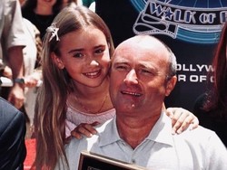 Phil Collins Ungkap Lily Collins Pernah Takut Kehilangan Sang Ayah
