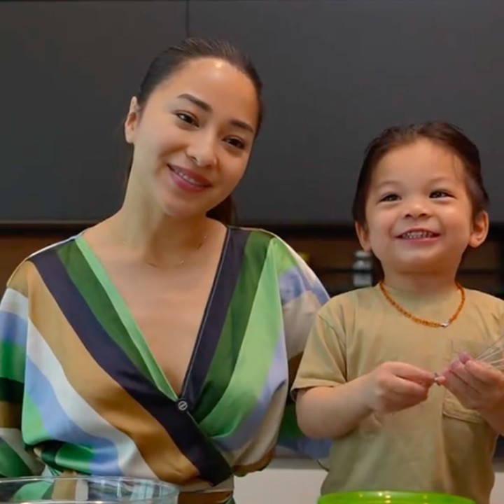 <p>Di lain kesempatan, Nikita Willy mengunggah video ketika dirinya memasak donat yang akan dijadikan kue ulang tahun sang putra. Tidak sendirian, Issa turut membantu sang Bunda di dapur. (Foto: TikTok: @nikitawillyofficial)</p>
