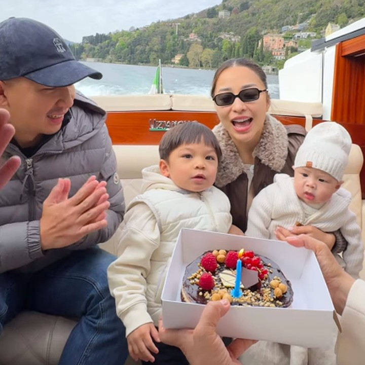 <p>Issa Xander Djokosoetono putra sulung Nikita Willy dan Indra Priawan, baru saja merayakan ulang tahunnya, Bunda. Si Kecil yang lahir pada 7 April 2022 itu kini sudah genap berusia tiga tahun. (Foto: Instagram: @nikitawillyofficial94)</p>