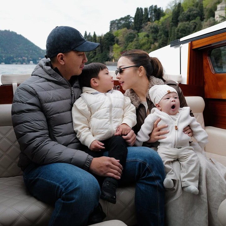 <p>Melihat dari laman Instagram sang Bunda, Issa mendapatkan kejutan ketika tengah menaiki kapal berkeliling di Lake Como, Italia. Nikita memberikan kue ulang tahun kepada Issa saat liburan bersama keluarga. (Foto: Instagram: @nikitawillyofficial94)</p>
