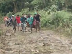 Pria Korban Kecelakaan di Maros Ditandu 4 Km ke Puskesmas gegara Jalan Rusak
