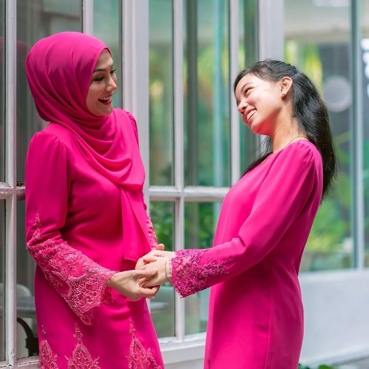 <p>Dalam unggahan ini, paras cantik Aleesya juga mencuri perhatian, Bunda. Beberapa netizen memuji paras cantik Aleesya yang disebut mirip dengan sang Bunda. "cantiknya...seperti ibunya saat masa muda," tulis akun @wi***. "Cantiknya, mewarisi ibunya," ujar @da***. (Foto: Instagram @errafazira)</p>