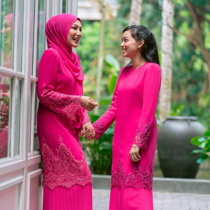 <p>Engku Aleesya merupakan putri semata wayang Erra Fazira dari pernikahannya yang berakhir cerai dengan Engku Emran. Setelah berpisah dengan Erra Fazira, Engku Emran sempat menikah lagi dengan aktris Tanah Air, Laudya Cynthia Bella. Namun, pernikahan ini juga harus berakhir dengan perceraian. (Foto: Instagram @errafazira)</p>