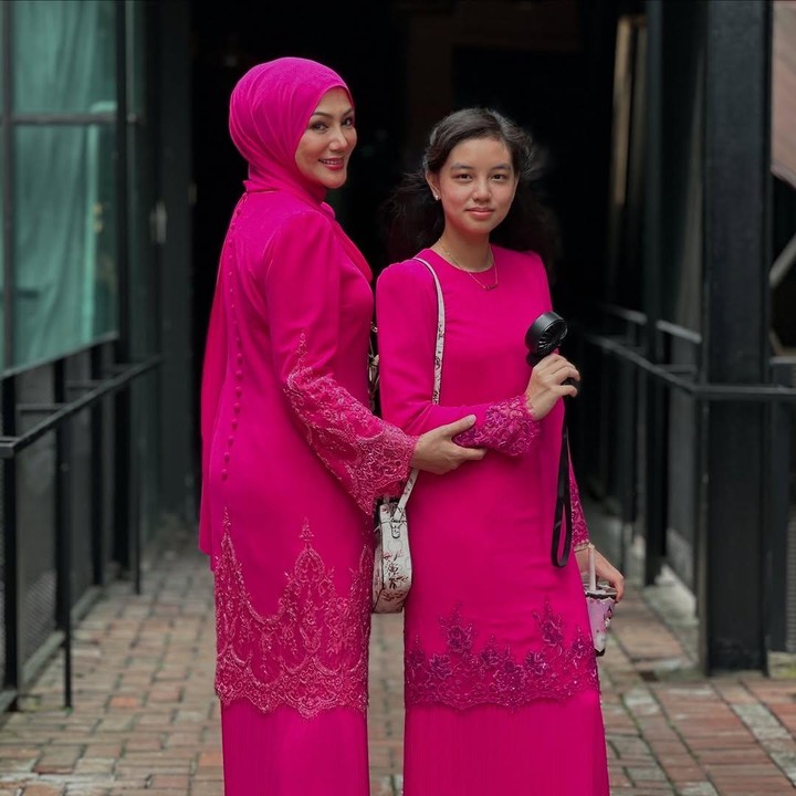 <p>Pada perayaan Idul Fitri belum lama ini, Erra Fazira membagikan potret terbaru putrinya yang kini sudah tinggi semampai. Bunda dan anak ini terlihat cantik mengenakan pakaian muslim berwarna pink terang. (Foto: Instagram @errafazira)</p>