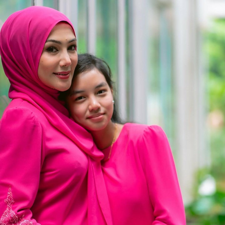 <p>Putri artis Malaysia Erra Fazira, Aleesya, telah beranjak remaja. Pada Maret lalu, usia Aleesya genap berusia 16 tahun, Bunda. (Foto: Instagram @errafazira)</p>
