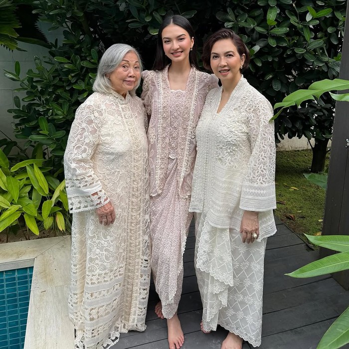 Rayakan Idulfitri bersama keluarga di Singapura, Raline Shah kompak pakai busana lace bersama ibu dan neneknya. Penampilannya kian anggun dalam set atasan kebaya dan kain dalam siluet berbeda dengan sang ibu. Sementara loose dress ivory membalut nenek Raline/ Foto: Instagram.com/ralineshah