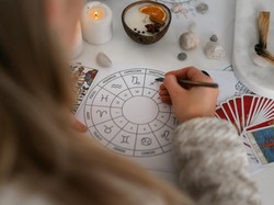 Ramalan Zodiak Hari Ini 29 Juni 2025, Wajah Leo Berseri-seri!