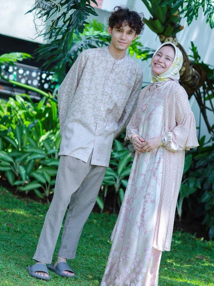 Rossa juga berbagi potret bahagia bersama putranya saat Idulfitri lho! Baju Lebaran rona pastel dari Geulis dipakainya, yakni Rossa berbalut dress flora dilapisi outer sheer, sedangkan Rizky mengenakan baju koko dan celana panjang motif geometris. / Foto: Instagram.com/itsrossa910