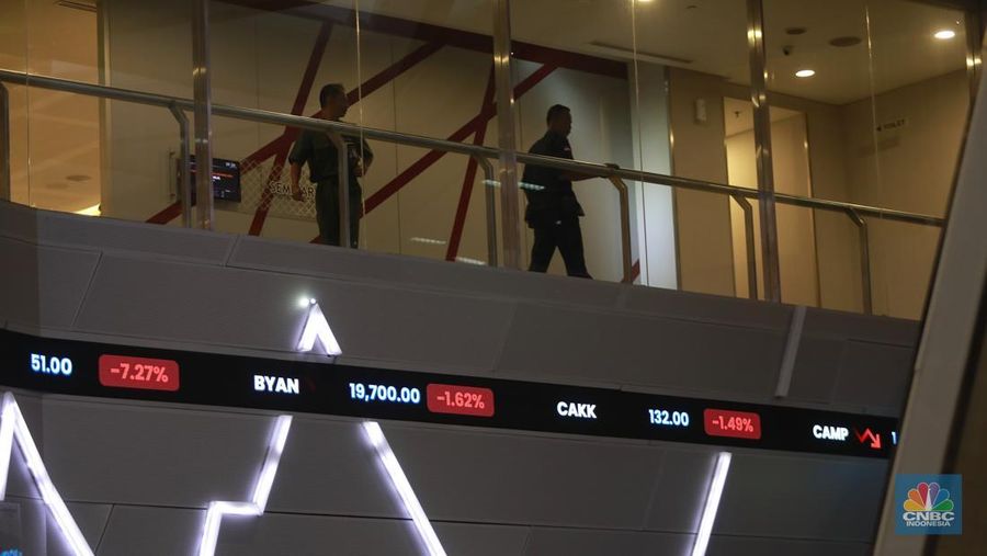 Sejumlah pengunjung di dalam ruangan pergerakan Indeks Harga Saham Gabungan (IHSG) di Bursa Efek Indonesia (BEI), Jakarta, Selasa, (8/4/2025). (CNBC Indonesia/Muhammad Sabki)