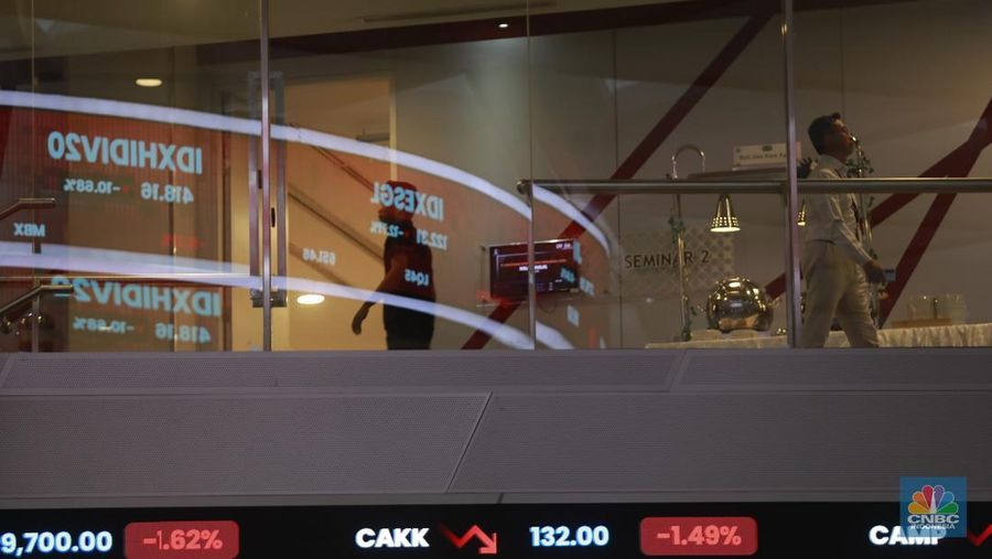 Sejumlah pengunjung di dalam ruangan pergerakan Indeks Harga Saham Gabungan (IHSG) di Bursa Efek Indonesia (BEI), Jakarta, Selasa, (8/4/2025). (CNBC Indonesia/Muhammad Sabki)