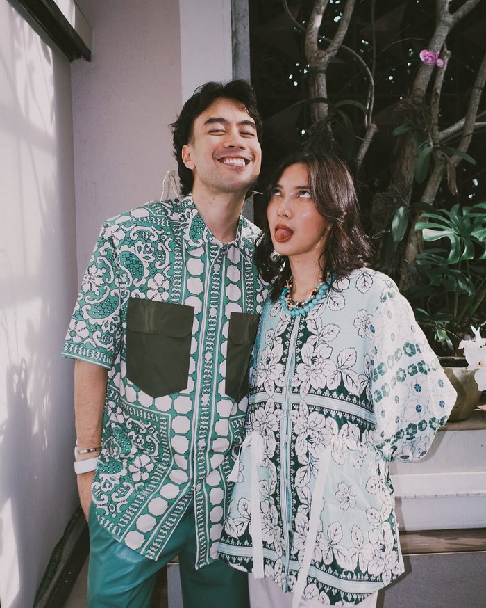 Tetap nyaman dan santai, outfit Lebaran Sheila Dara dan Vidi Aldiano bernuansa kasual dalam warna hijau. Corak yang atraktif jadi daya tarik look mereka/ Foto: Instagram.com/sheiladaisha