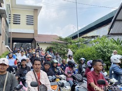 Samsat Depok Diserbu Warga Mau Pemutihan Pajak, Antrean Mengular ke Jalan