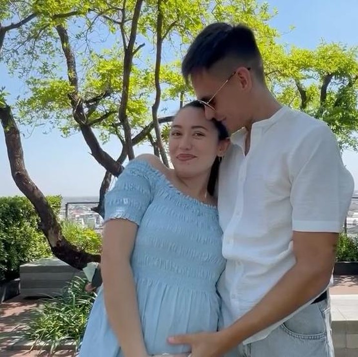 <p>Tak hanya itu, Amanda juga berpose mesra dengan sang suami Christian Rontini yang merupakan pesepak bola asal Filipina. Dalam foto itu, Amanda dan Christian Rontini terlihat bahagia menanti kelahiran calon anak pertama mereka. (Foto: @gonzalezamanda1).</p>