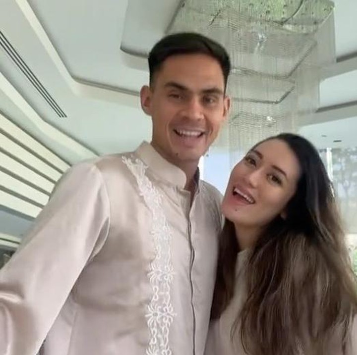 <p>Tak ketinggalan, Amanda sempat membuat konten video bersama suami, ibu dan adiknya. Di momen itu juga, Rontini terlihat romantis dengan mencium perut Amanda yang sudah membesar. (Foto: @gonzalezamanda1).</p>