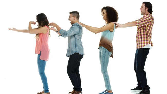 Momen bagi-bagi THR saat hari raya Idulfitri 2025 kemarin diramaikan oleh sebuah tarian yang dikenal dengan sebutan 'penguin dance'.