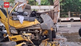 VIDEO: Truk Gula Tabrak Truk di Tol Cipularang. 1 Tewas