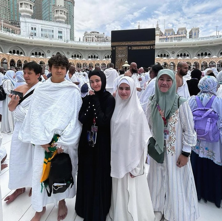 <p>Tidak hanya berdua, keduanya juga menjalani ibadah umrah bersama figur publik lainnya, seperti Arbani Yasiz. Mereka pun sempat mengabadikan foto bersama. “Alhamdulillah Masya Allah Tabarakallah.. Assalamualaikum Baitullah. Terima kasih ya Allah telah mengizinkan aku untuk kembali lagi ke sini,” tulis Tissa, dikutip dari laman<em> Instagram@tissabiani. </em>(Foto: Instagram@tissabiani)</p>