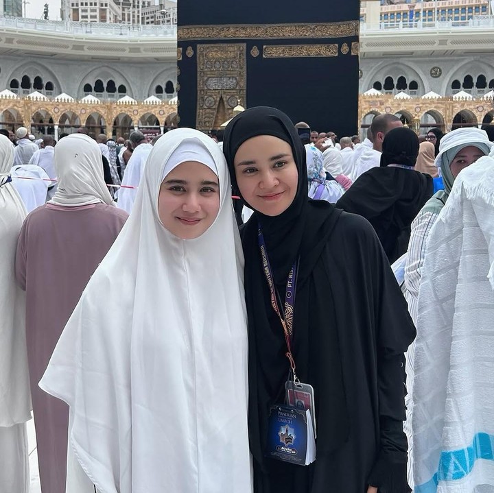 <p>Tissa Biani dan Michelle Ziudith sedang menjalani ibadah umrah bersama setelah merayakan Idul Fitri 2025. Momen itu diketahui langsung melalui beberapa foto yang diabadikan di akun Instagram mereka. (Foto: Instagram@tissabiani)</p>