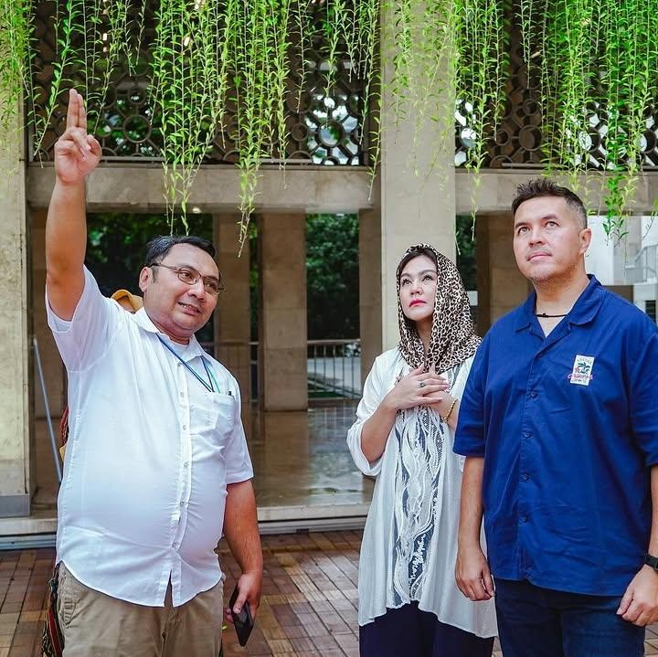 <p>Rifat Sungkar mengungkap bahwa perayaan ulang tahun sang istri tahun ini jauh lebih bermakna karena dirayakan di Masjid Istiqlal. "Ulang tahun ke-40 @sysiio ini beda banget. Belum ada pesta, nggak ada <em>venue fancy</em>—tapi kita rayain dengan sesuatu yang jauh lebih bermakna," ungkapnya. (Foto: Instagram @rifato)</p>