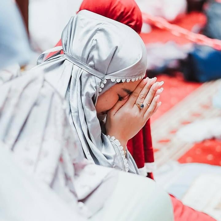 <p>Selama berada di Masjid Istiqlal, Sissy dan suami diajak keliling rumah ibadah ini, Bunda. Sissy juga melakukan ibadah salat bersama di sana. "Pada tanggal 5 April, saya merayakan ulang tahun yang luar biasa. Memasuki usia 40 tahun dengan segala kejutan dan berkumpul bersama keluarga, kami salat bersama di Masjid Istiqlal," tulis Sissy di Instagram. (Foto: Instagram @rifato)</p>