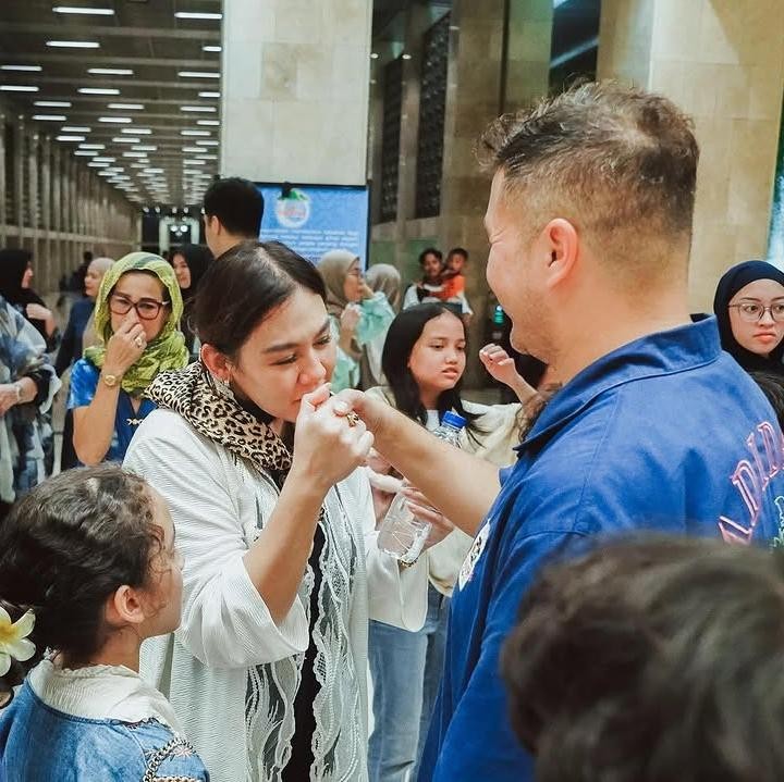 <p>Aktris Sissy Prescillia baru saja berulang tahun ke-40 pada 5 April 2025. Di hari spesial ini, Sissy merayakannya dengan sederhana di Masjid Istiqlal bersama keluarganya, Bunda. (Foto: Instagram @rifato)</p>