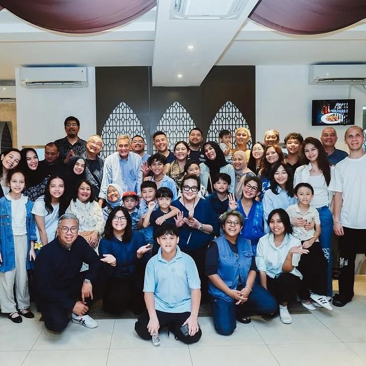<p>Di perayaan ulang tahun ini, suami Sissy mengumpulkan keluarga besar untuk memberi kejutan ke Sissy. Semua keluarga yang datang kompak mengenakan pakaian berwarna biru.</p>