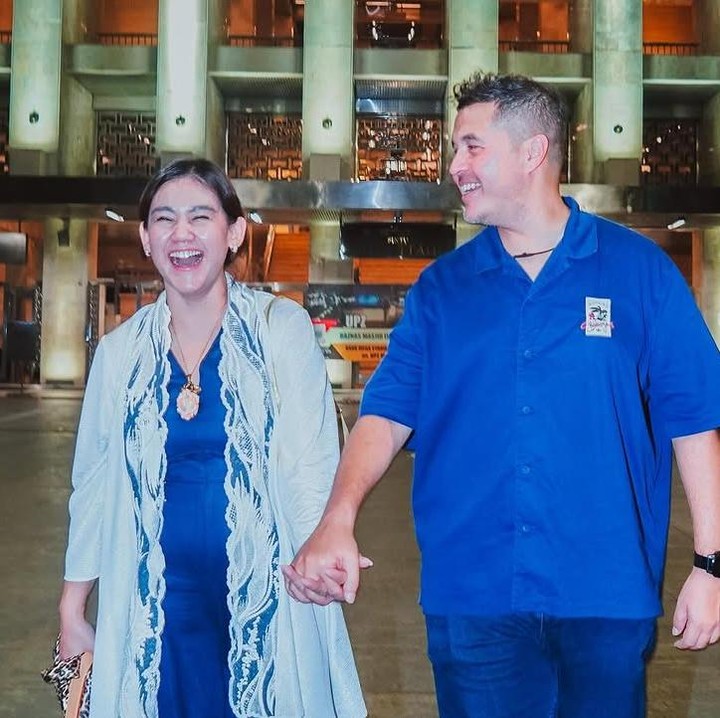 <p>Melalui unggahan di Instagram, Sissy membagikan momen saat diberikan kejutan ulang tahun oleh suaminya, Rifat Sungkar. Bunda dua anak ini ternyata tidak tahu akan merayakan ulang tahunnya di Istiqlal. "Diam-diam gue ajak Sisi ke @masjidistiqlal.official , tempat yang belum pernah dia datangi seumur hidupnya," tulis Rifat di Instagram. (Foto: Instagram @rifato)</p>