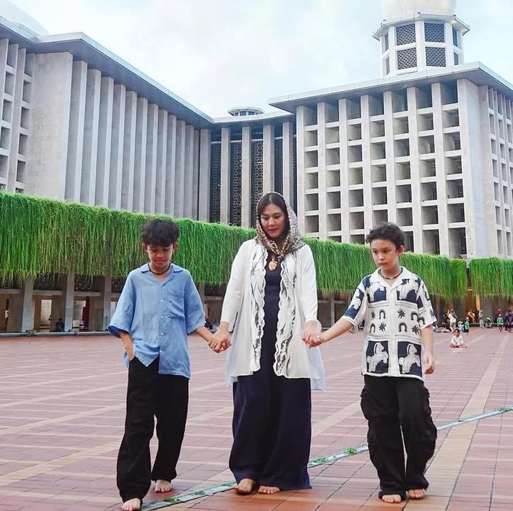 <p>Dalam kejutan ulang tahun ini, Rifat dan Sissy juga mengajak serta kedua anak mereka Mayka dan Mikkairo. Keduanya juga kompak mengenakan pakaian bernuansa warna biru. (Foto: Instagram @rifato)</p>