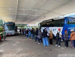Antrean Panjang di Samsat Usai Libur Panjang Lebaran