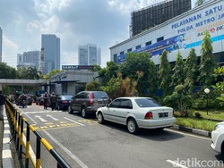 Samsat Polda Metro Membeludak Usai Lebaran, Samling-Drive Thru Dioperasikan