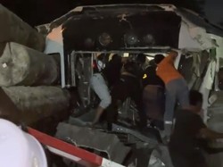 Kecelakaan KA Komuter dengan Trailer di Gresik, Asisten Masinis Tewas