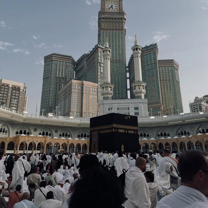 <p><em>Postingan</em> itu pun langsung mendapat perhatian para penggemar yang turut mendoakan kelancaran ibadahnya. “Doa langsung di Tanah Suci semoga langsung juara,” tulis akun <em>@sheadilas**.</em> “Semoga menjadi umrah yang mabrur,” tulis akun <em>@maha***.</em> (Foto: Instagram@gholyy.z)</p>