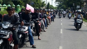 FOTO: Samsat Diserbu Warga Ingin Pemutihan Pajak Kendaraan