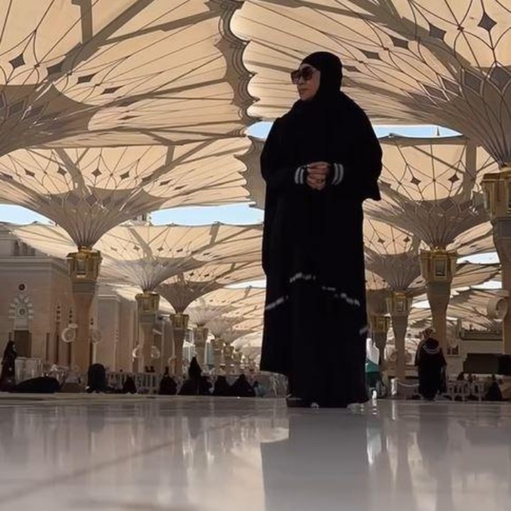 <p>Dewi Gita juga mengungggah momen spesial saat berada di Masjid Nabawi. Dalam video singkat yang <em>dipostingnya</em>, Dewi terlihat mengenakan pakaian muslim berwarna hitam. (Foto: Instagram @dewigita01)</p>