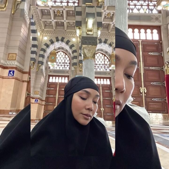 <p>Di unggahan lainnya, Bunda satu anak ini mem-<em>posting</em> foto saat sedang duduk di area masjid. "manusia yg melalukan tindakan mulia tak akan sia sia,,, Allah Maha Melihat Maha Mendengar," tulisnya di <em>postingan</em> ini. (Foto: Instagram @dewigita01)</p>