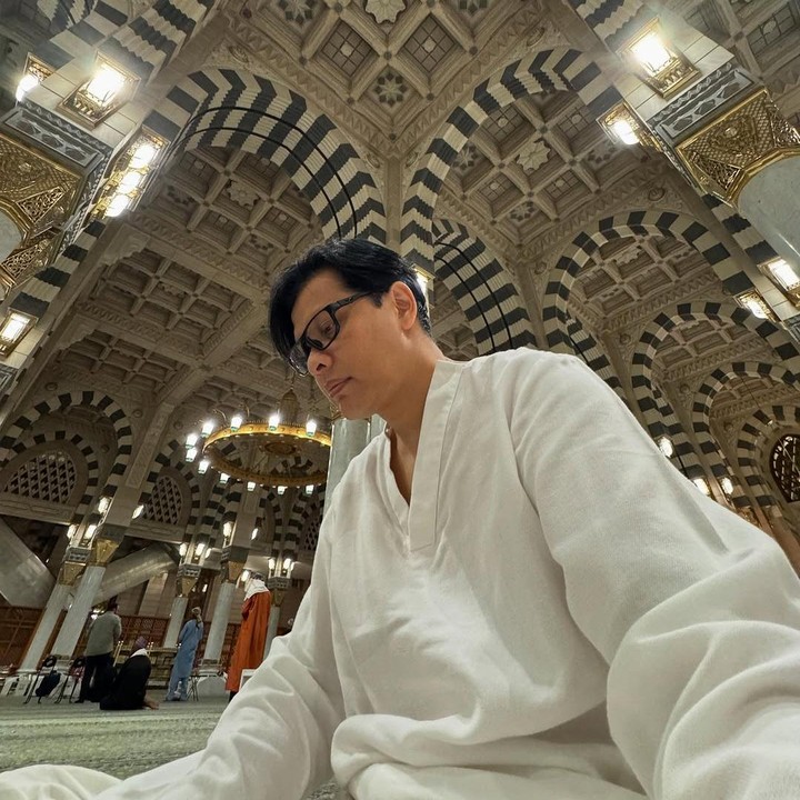 <p>Tak jauh berbeda dengan Dewi Gita, sang suami Armand Maulana juga membagikan momen saat berada di Masjid Nabawi untuk menunaikan ibadah salat Subuh. Armand terlihat mengenakan pakaian serba putih. "<em>Alhamdulillah</em> bisa subuhan kembali di Masjid Nabawi..<em>nuhun Ya Allah Ya Rabb</em>," tulisnya. (Foto: Instagram @armandmaulana04)</p>