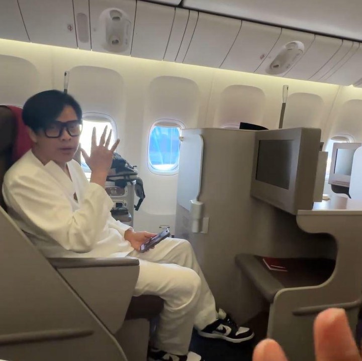 <p>Dalam unggahan di Instagram, Dewi membagikan momen saat ia bersama suami dan sang putri tengah berada di pesawat menuju Madinah, Arab Saudi. Ketiganya tampak sudah siap menjalani ibadah umrah bersama, Bunda. "Hati yang sedang gemuruh menenanglah. Jiwa yg sedang meragu berserahlah," tulis Dewi Gita dalam unggahan ini. (Foto: Instagram @dewigita01)</p>