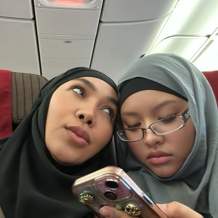 <p>Setelah merayakan Idul Fitri, pasangan musisi Dewi Gita dan Armand Maulana menunaikan ibadah umrah di Tanah Suci. Dewi dan Armand juga mengajak serta anak semata wayang mereka, Naja Dewi Maulana. (Foto: Instagram @dewigita01)</p>