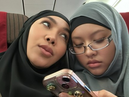 Dewi Gita dan Armand Maulana Ajak Anak Semata Wayang Umrah Bareng, Intip 5 Potretnya